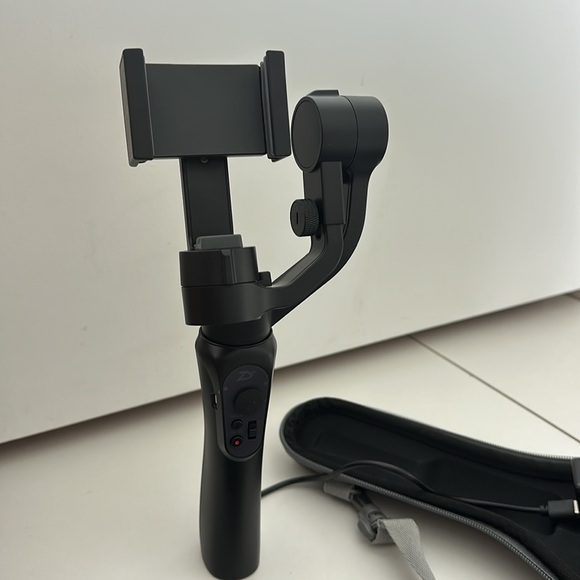 Zhiyun Smooth Gyroscopic Phone Crane in hard shell case with charger included - Picture 4 of 10